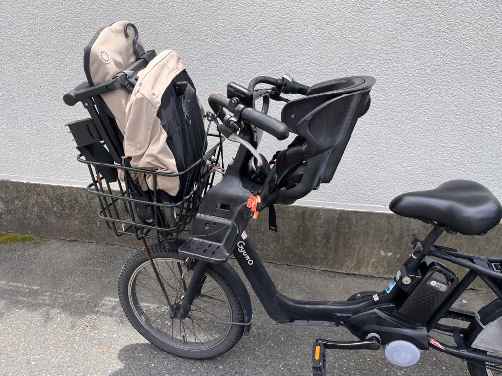 電動自転車のカゴに収まるリベル